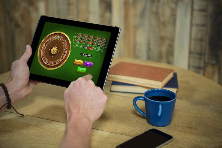 Simbol keamanan akun online dengan perangkat mobile pribadi di lingkungan digital Indonesia